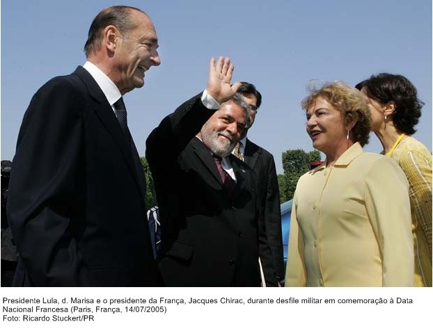 Presidente Lula, dona Marisa e o presidente da França, Jacques Chirac, durante desfile militar em comemoração a Data Nacional Francesa.