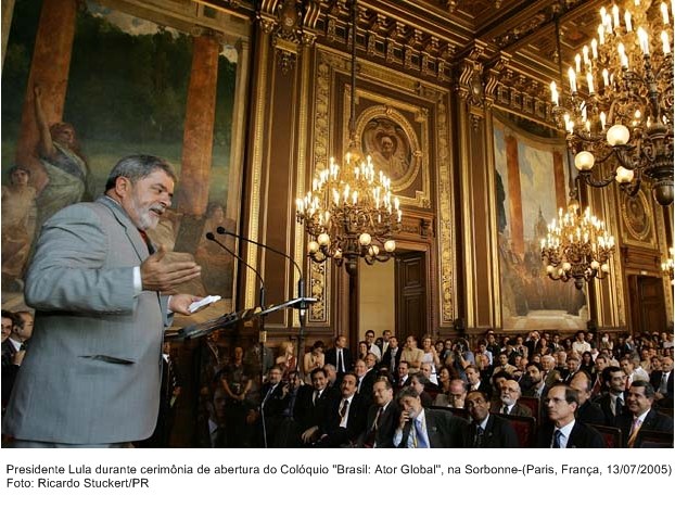 Presidente Lula durante cerimônia de abertura do colóquio Brasil, Ator Global, na Sorbonne.