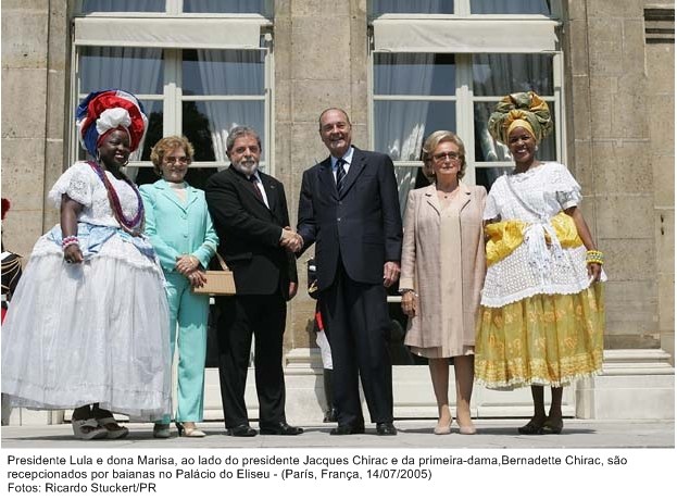 Presidente Lula e dona Marisa, ao lado do presidente Jacques Chirac e esposa, dona Bernadette Chirac, são recepcionados por baianas no Palácio do Eliseu.