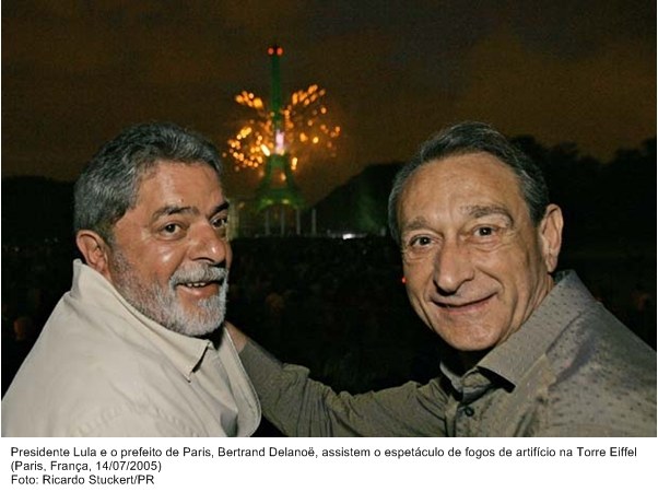 Presidente Lula e o prefeito de Paris,Bertrand Delanöe, assistem ao espetáculo de fogos de artifício na Torre Eiffel.