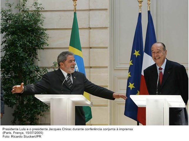 Presidente Lula e o presidene Jacques Chirac durante conferência conjunta à imprensa.jpg