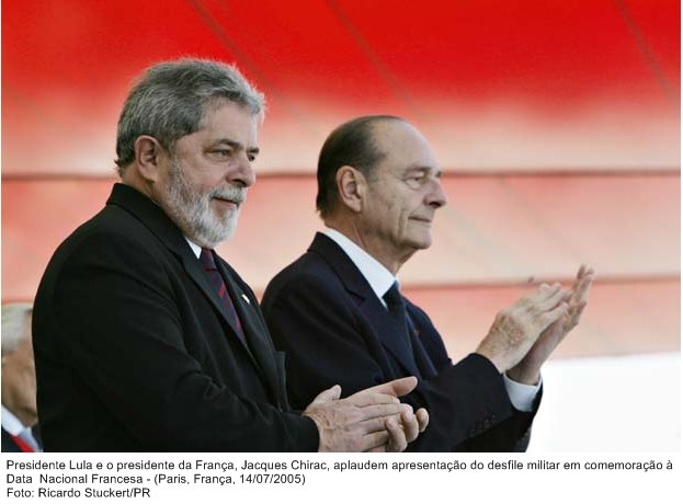 Presidente Lula e o presidente da França, Jacques Chirac aplaudem apresentação do desfile militar em comemoração a Data Nacional Francesa.