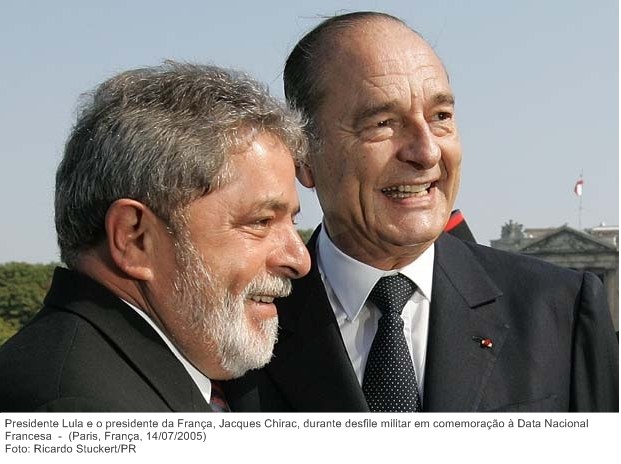 Presidente Lula e o presidente francês, Jacques Chirac, durante desfile militar em comemoração a Data Nacional  Francesa.