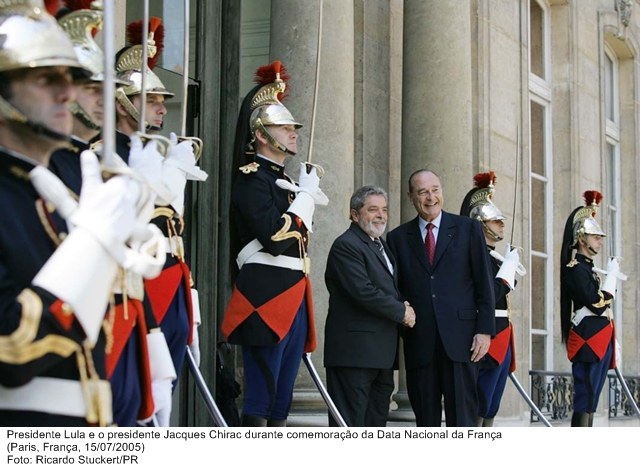 Presidente Lula e o presidente Jacques Chirac durante comemoração da Data Nacional da França.