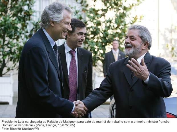 Presidente Lula na chegada ao Palácio Martignon para café da manhã de trabalho com o primeiro-ministro francês Dominique de Villepin.