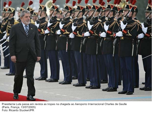 Presidente Lula passa em revista as tropas na chegada ao Aeoroporto Internacional Charles de Gaulle.