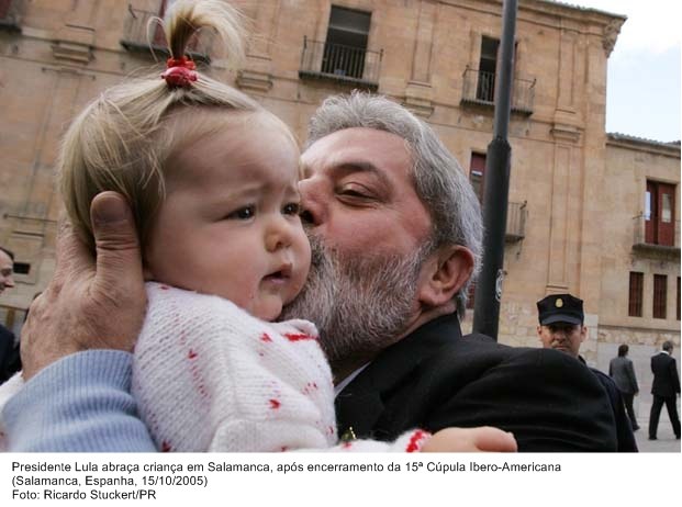 Presidente Lula abraça criança em Salamanca, após encerramento da 15 Cúpula Ibero-Americana.