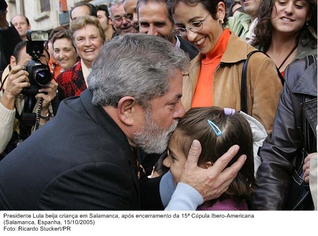Presidente Lula beija uma criança em Salamanca, após encerramento da 15 Cúpula Ibero-Americana.