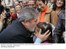 Presidente Lula beija uma criança em Salamanca, após encerramento da 15 Cúpula Ibero-Americana.
