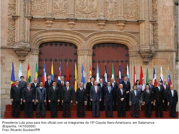 Presidente Lula posa para foto oficial com integrantes da 15ª Cúpula Ibero-Americana.