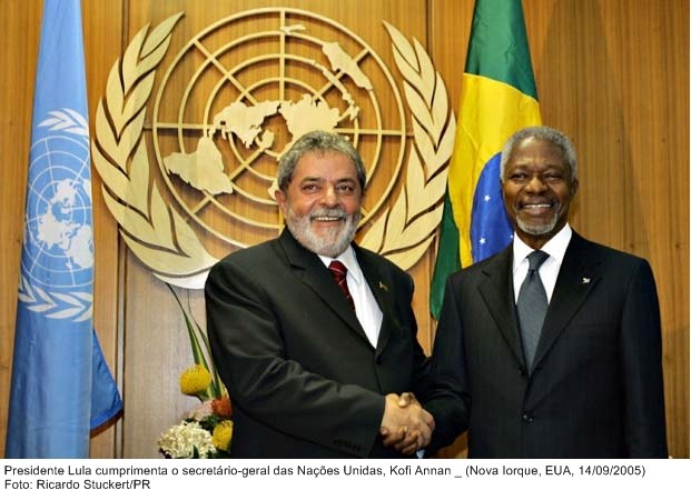 Presidente Lula cumprimenta o secretário-geral das Nações Unidas, Kofi Annan.