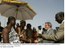 Presidente Lula recebe cumprimentos na chegada a Acra, ao lado do presidente de Gana, John Kufuor.