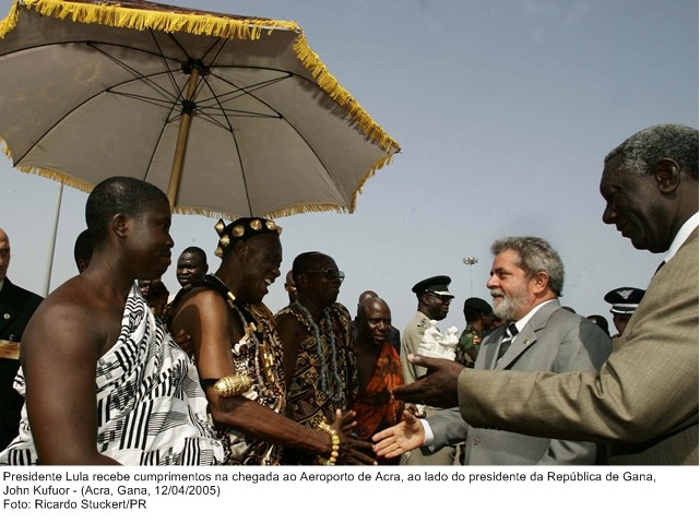 Presidente Lula recebe cumprimentos na chegada a Acra, ao lado do presidente de Gana, John Kufuor.