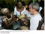 Presidente Lula recebe o cumprimento de moradores durante viagem a Acra, Gana.