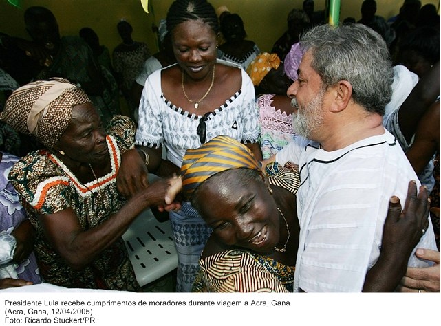 Presidente Lula recebe o cumprimento de moradores durante viagem a Acra, Gana.