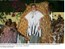 Presidente Lula veste Kari, roupa típica africana, durante homenagem da família ganense-brasileira na res. da embaixada do Brasil em Acra.