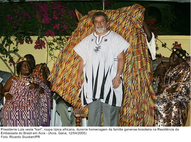 Presidente Lula veste Kari, roupa típica africana, durante homenagem da família ganense-brasileira na res. da embaixada do Brasil em Acra.