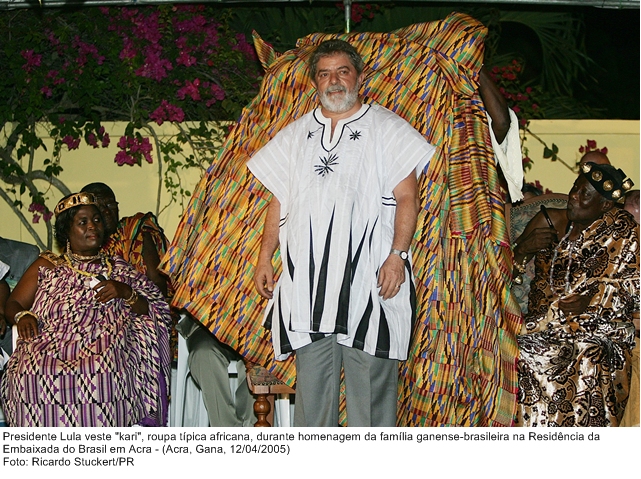 Presidente Lula veste Kari, roupa típica africana, durante homenagem da família ganense-brasileira na res. da embaixada do Brasil em Acra.