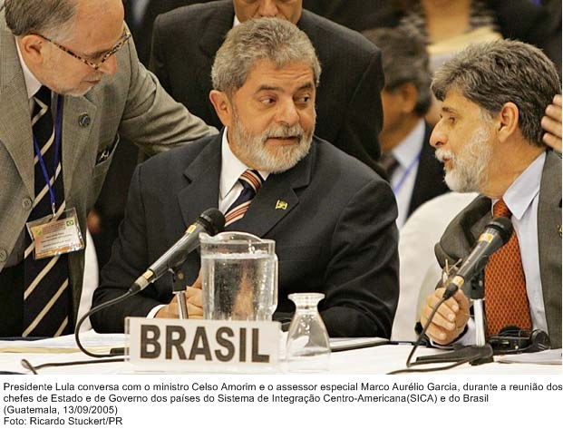 Presidente Lula conversa com o ministro Celso Amorim e o assessor Marco Aurélio Garcia durante reunião do Sistema de Integração Centro-Americana e do Brasil.