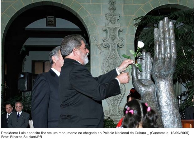 Presidente Lula deposita flor em um monumento ao chegar ao Palácio Nacional da Cultura.