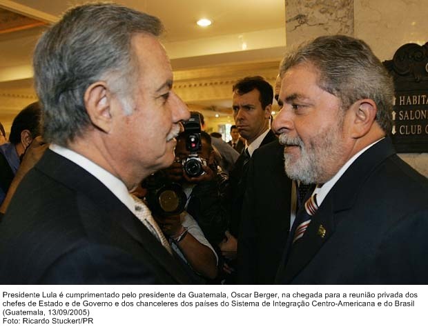 Presidente Lula e cumprimentado pelo presidente da Guatemala, Oscar Berger, na reunião privada do Sistema de Integração Centro-Americana e do Brasil-SICA.