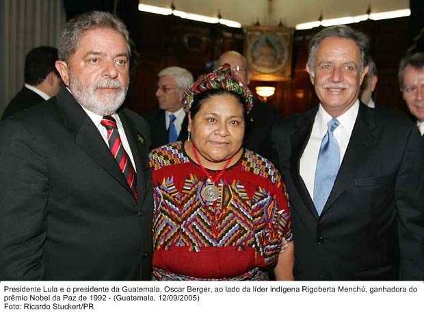 Presidente Lula e o presidente da Guatemala, Oscar Berger, ao lado da líder indígena Rigoberta Menchú, ganhadora do prêmio Nobel da paz em 1992.