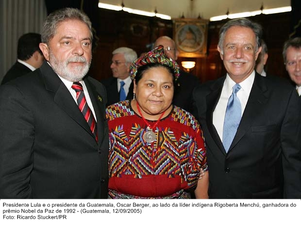 Presidente Lula e o presidente da Guatemala, Oscar Berger, ao lado da líder indígena Rigoberta Menchú, ganhadora do prêmio Nobel da paz em 1992.