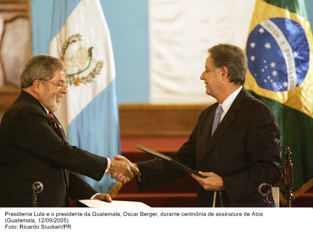 Presidente Lula e o presidente da Guatemala, Oscar Berger, durante cerimônia de assinatura de atos.
