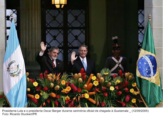 Presidente Lula e o presidente Oscar Berger durante cerimônia oficial de chegada à Guatemala.