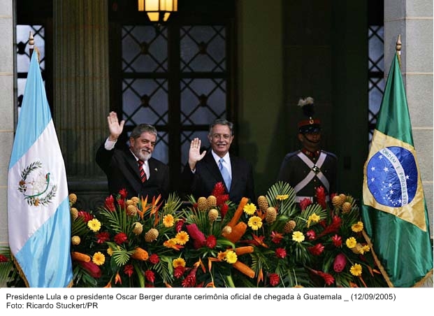 Presidente Lula e o presidente Oscar Berger durante cerimônia oficial de chegada à Guatemala.