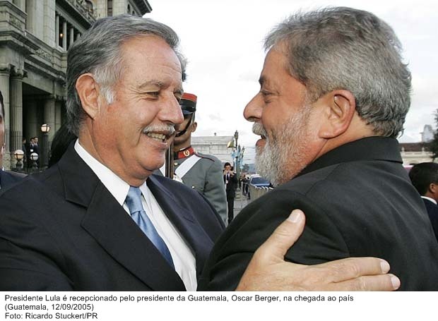 Presidente Lula é recepcionado pelo presidente da Guatemala, Oscar Berger, na chega ao país.