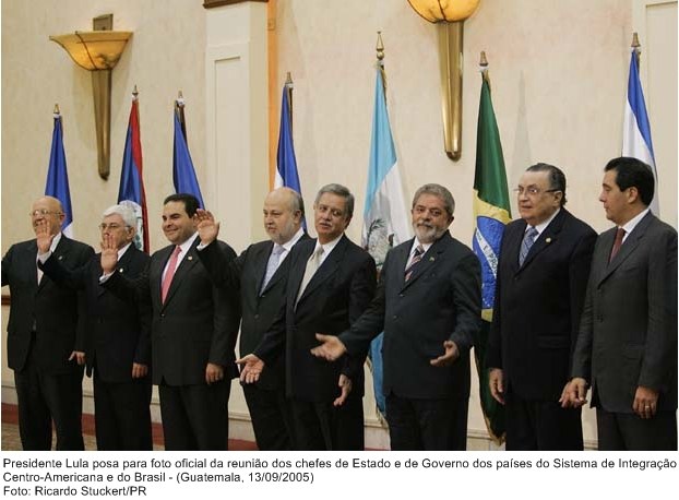 Presidente Lula posa para foto da reunião dos chefes de estado e de governo dos países do Sistema de Integração Centro-Americana e do Brasil.