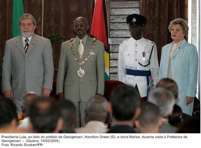 Presidente Lula ao lado do prefeito de Georgetown, Hamilton Green, e dona Marisa, durante visita a prefeitura de Georgetown.