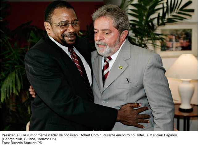 Presidente Lula cumprimenta o líder de oposição, robert Corbin, durante encontro no Hotel Meridien Pegasus.