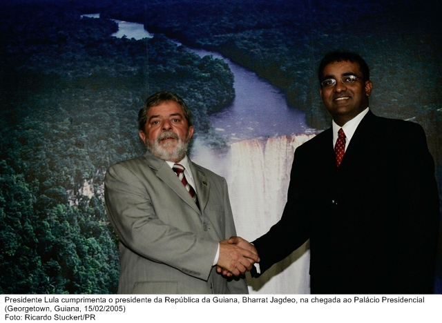 Presidente Lula cumprimenta o presidente da Guiana, Bharrat Jagdeo, na chegada ao Palácio Presidencial.