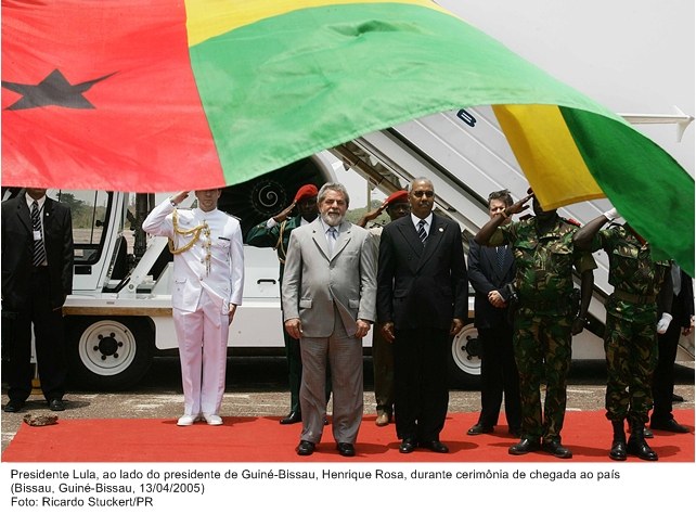Presidente Lula ao lado do presidente da Guiné Bissau, Henrique Rosa, durante cerimônia e chagada ao país.