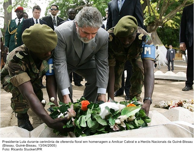 Presidente Lula durante cerimônia de oferenda floral em homenagem a Amilcar Cabral e a heróis nacionais da Guiné-Bissau.