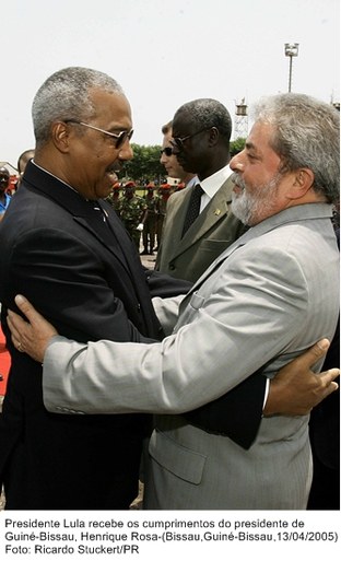 Presidente Lula recebe os cumprimentos do presidente da Guiné-Bissau, Henrique Rosa.