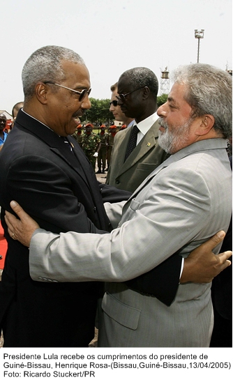 Presidente Lula recebe os cumprimentos do presidente da Guiné-Bissau, Henrique Rosa.