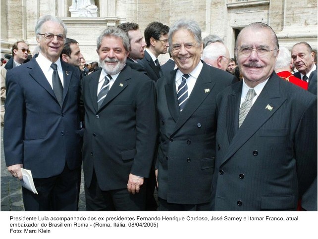 Presidente Lula, acompanhado dos ex-presidentes Fernando H. Cardoso, José Sarney e Itamar Franco.