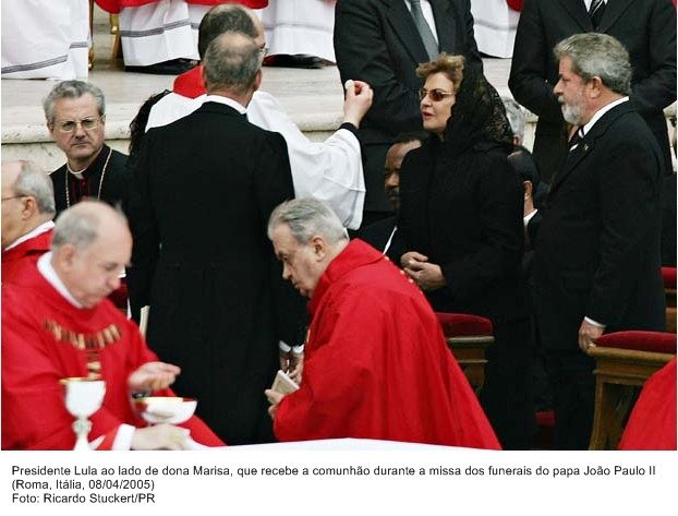 Presidente Lula, ao lado de dona Marisa, recebe a comunhão durante a missa  dos funerais do Papa João Paulo II.