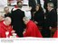 Presidente Lula, ao lado de dona Marisa, recebe a comunhão durante a missa  dos funerais do Papa João Paulo II.