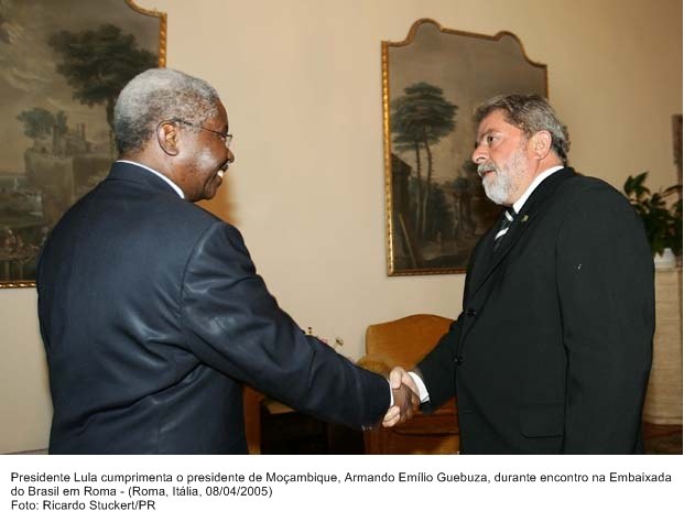 Presidente Lula cumprimenta o presidente de Moçambique, Armando Emílio Guebuza durante encontro na embaixada do Brasil em Roma.