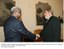 Presidente Lula cumprimenta o presidente de Moçambique, Armando Emílio Guebuza durante encontro na embaixada do Brasil em Roma.