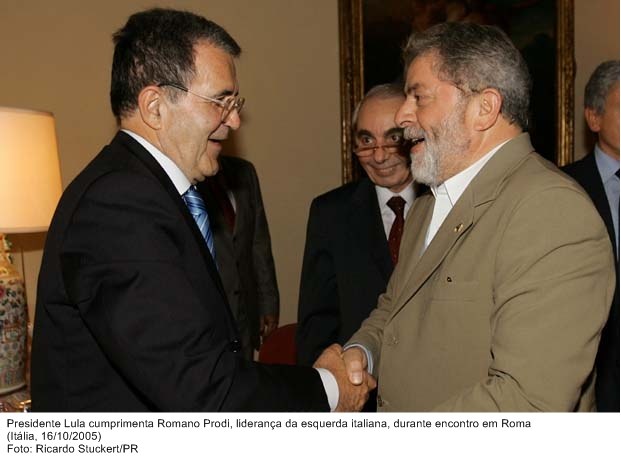 Presidente Lula cumprimenta Romano Prodi, liderança da esquerda italiana, durante encontro em Roma.