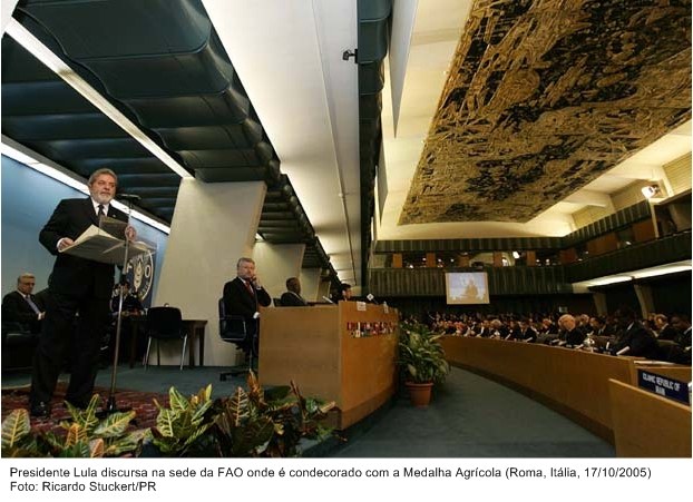 Presidente Lula discursa na sede da FAO, onde é condecorado com a Medalha Agrícola.