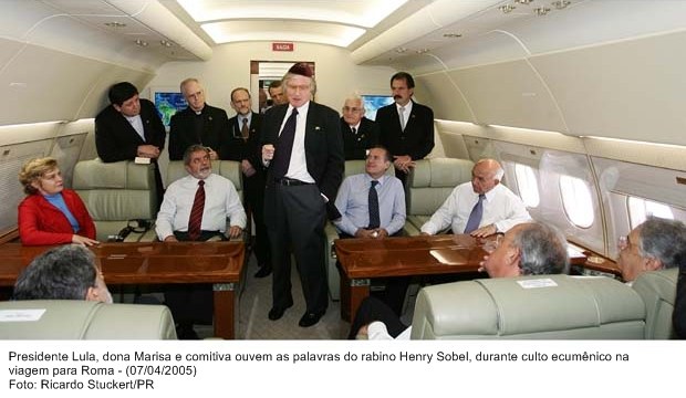 Presidente Lula, dona Marisa e comitiva ouvem o rabino Henry Sobel durante culto ecumênico na viagem para Roma.