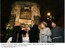 Presidente Lula e dona Marisa, acompanhados de frades, visitam o túmulo de São Francisco de Assis, no interior da Basílica.