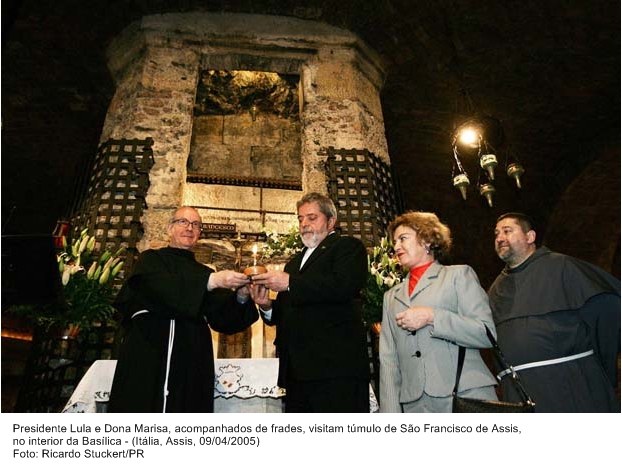 Presidente Lula e dona Marisa, acompanhados de frades, visitam o túmulo de São Francisco de Assis, no interior da Basílica.