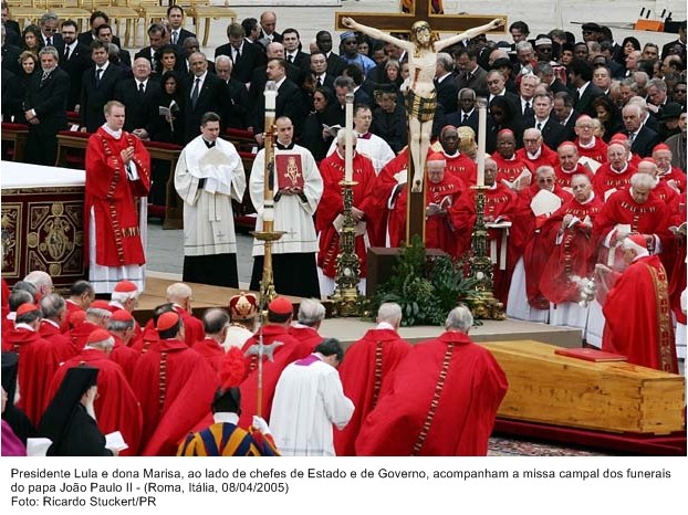 Presidente Lula e dona Marisa, ao lado de chefes de estado e de governo, acompanham a missa campal dos funerais do Papa João Paulo II.